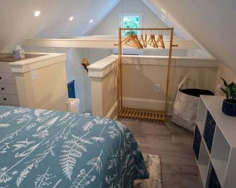 Historic Cottage | Safe| Near Hospitals| Downtown - Roanoke - Bedroom