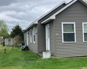 The Canal View Cottage - Sylvan Beach - Building