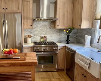 Beautiful Craftsman Home, Completely Remodeled, Walk To Park & Beach, W/Parking - Long Beach - Cuisine