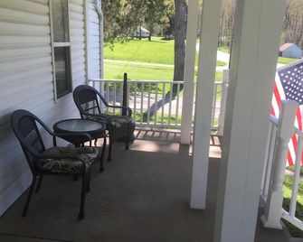 Classic Farmhouse. Sleeps 6. One mile from 7 Springs Ski Resort! - Champion - Balcón