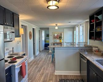Comfy cozy cottage at White Lake - Elizabethtown - Cocina