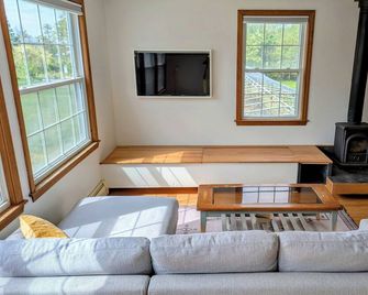 Studio guesthouse on our farm in beautiful South Westport. - Westport - Living room