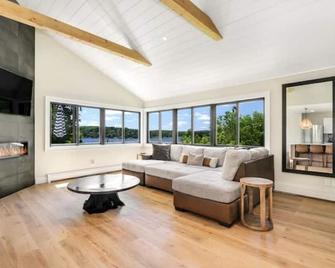 Sleeps 18! Dock, Lake access, pool table, 2 kitchens, Large area to entertain. - Brookfield - Living room