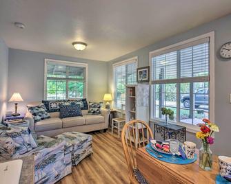 Cozy Cottage on Flower Farm with Baker Creek Views! - McMinnville - Living room