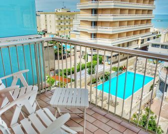 أوتيل تريدينتوم - سسيناتيكو - شرفة