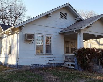 Renovated Bungalow with Cozy Gas Fireplace - Iola - Building