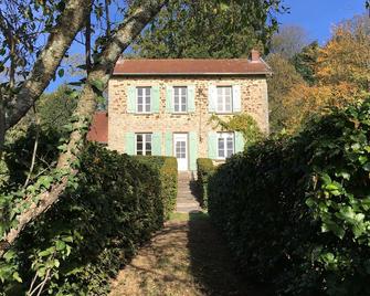 Autumn Garden is a detached country house in a beautiful natural environment. - Augne - Edificio