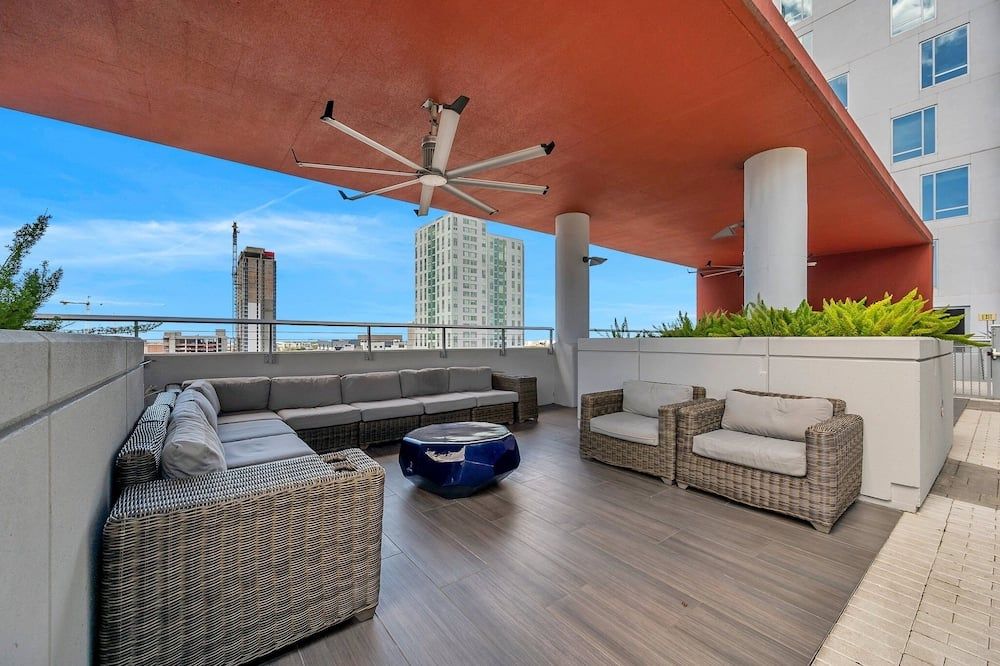 Luxury 1 Br With Den Downtown Tampa Apt - City Views, Rooftop Pool, Workspace - تامبا - شرفة