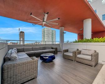 Luxury 1 Br With Den Downtown Tampa Apt - City Views, Rooftop Pool, Workspace - Tampa - Balcony