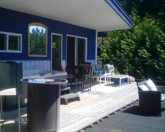 Cloud 9 roof top studio in Maderia Park is waiting for your enjoyment. - Madeira Park - Patio