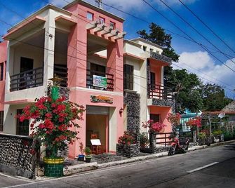 R&E Bed & Breakfast - Basco - Building