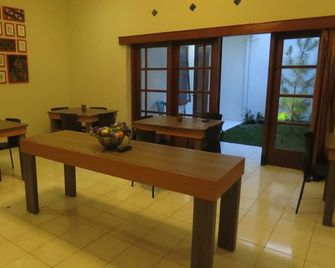 Elenors Home At Eyckman - Bandung - Restaurante