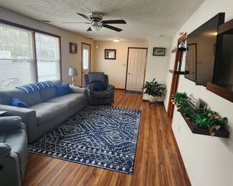 Cozy Ranch with Scenic Golf Course view - Sharon - Sala de estar