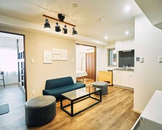B/C Apartment Asakusa Hanazono Dori Hotel With Rental Car And Sauna - Tokyo - Living room