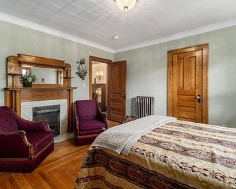 Stay in a Victorian lumber baron’s mansion. Located in the heart of Manistee MI - Manistee - Bedroom