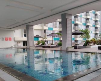 Fully Furnished with Comfortable Design Studio Apartment H Residence - Jacarta - Piscina