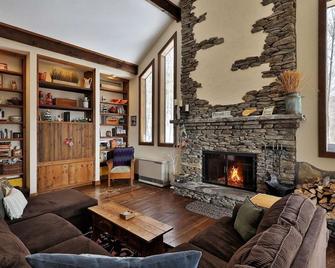 Bright, Family-Friendly Lake View House Close to Okemo, Killington, Pico, Lakes - Plymouth - Sala de estar