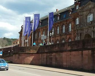 Large apartment right on the forest, ideal for hikers & bikers - Mettlach - Gebäude