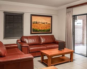 Camelot Guest House & Apartments - Potchefstroom - Huiskamer