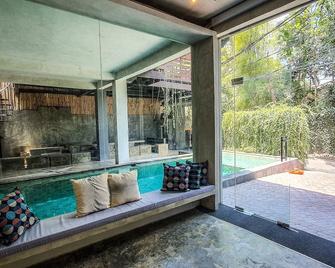 Stellar Capsules - Kuta - Piscine