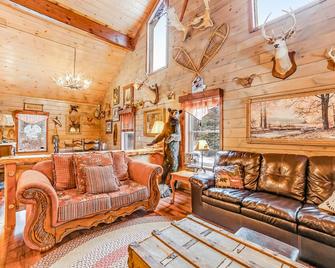 Delightful dog-friendly cabin with wood stove, firepit, deck, & mountain views - Indian Lake - Living room