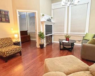 The Flat on Front Street - Marietta - Вітальня