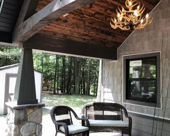 Quaint cabin on the Muskegon River, Newaygo, no cleaning fees - Newaygo - Patio