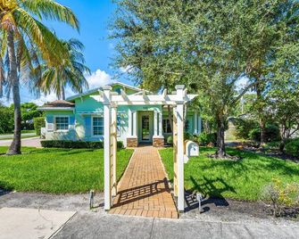 Walk to The Ave- Heated Pool, Spa, Golden Tee and Putting Green - mins to Beach- by Maven Vacation Rentals - Delray Beach