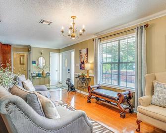 Charming Retreat w/ Patio: Near Grambling/ruston! - Simsboro - Pokój dzienny
