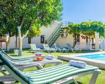 En una finca de Naranjos - Peñaflor - Pool