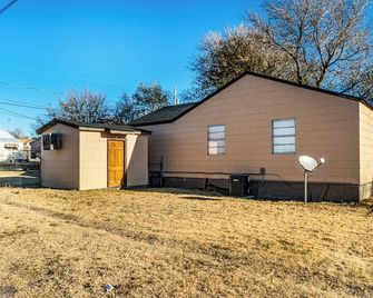 2 Bedroom furnished home in Borger TX, WiFi Included - Borger - Building