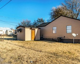 2 Bedroom furnished home in Borger TX, WiFi Included - Borger - Building