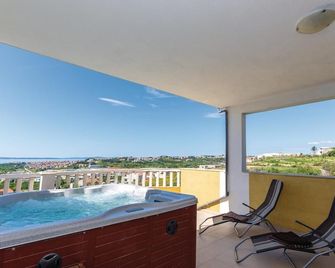 Amazing Apartment In Zrnovnica - Split - Balcón