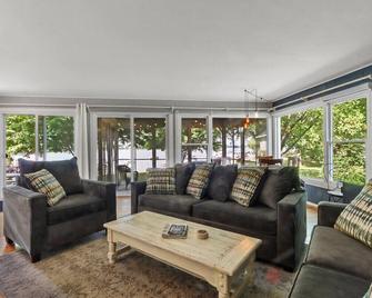 Sandy Shore |Lakeside |Boat Pier on Powers Lake |Swimming |Picturesque Views |Unforgettable Memories - Genoa City - Living room