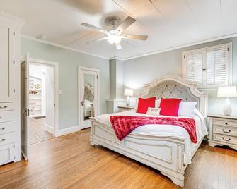 Historic Woodland Escape w/ Patio + Fire Pit! - Woodland - Bedroom