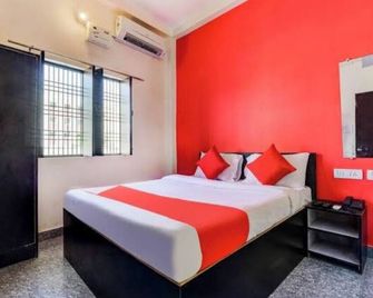 welcoming Varanasi with WiFi, AC. Enjoy your stay couple and family couple - Varanasi - Schlafzimmer