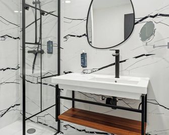 Hôtel Akena Pierrelaye - Pierrelaye - Baño