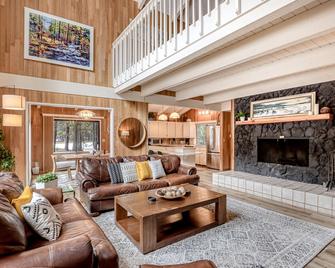 Dog-friendly home with pool, private sauna, & golf course view - Black Butte Ranch - Living room
