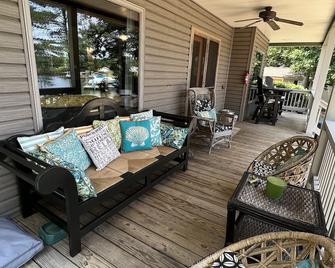 Private, Waterfront, Ultra-clean, Pet friendly, Kayaks, Canoe, Firepit, more! - Reedville - Patio