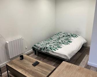 Superbe appartement avec parking gratuit sur place - Blanzy - Chambre