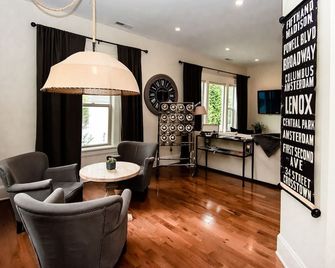 Studio 555 - Designer Two Bedroom Apartment - Granville