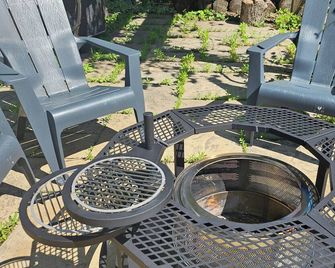 F.R.I.E.N.D.S inspired studio in beautiful Barrington with WiFi, AC - Barrington - Patio