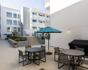Stylish downtown condo w/ pool & parking - Nashville