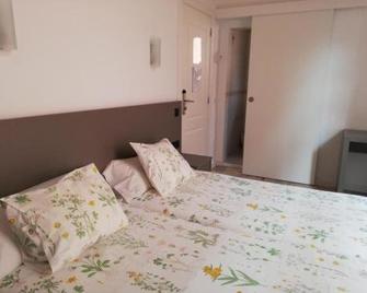 Hostal Parellades - Sitges - Bedroom