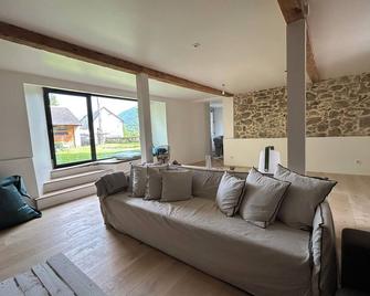 Loue Charmante Maison de Vacances Dans la Vallée du Louron Pour - Cadéac - Sala de estar