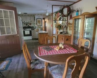 Charming Rustic 2-bedroom farmhouse with WiFi, AC on pristine Plunkett Creek Rd - Gordonsville - Dining room