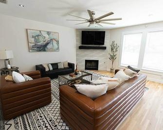 Stylish 4br Retreat | In Dfw | Quiet Street + Office & Yard - Forney - Sala de estar