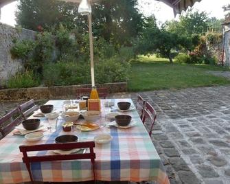 Chamb. and breakfast 8/10 people near Disneyland, feline park, Vaux le Vicomte - Les Chapelles-Bourbon - Patio