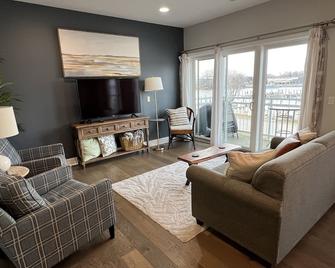 Beautiful Waterfront Condo with pool access. Spring Lake - Grand Haven area - Spring Lake - Living room
