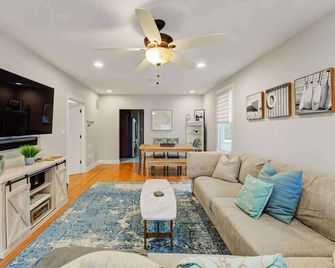 Beach Block Family House w/Garage & Decks - Sea Bright - Sala de estar